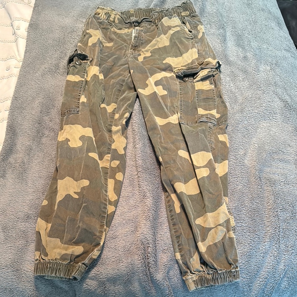 American Eagle Outfitters Camo Cargo Pants